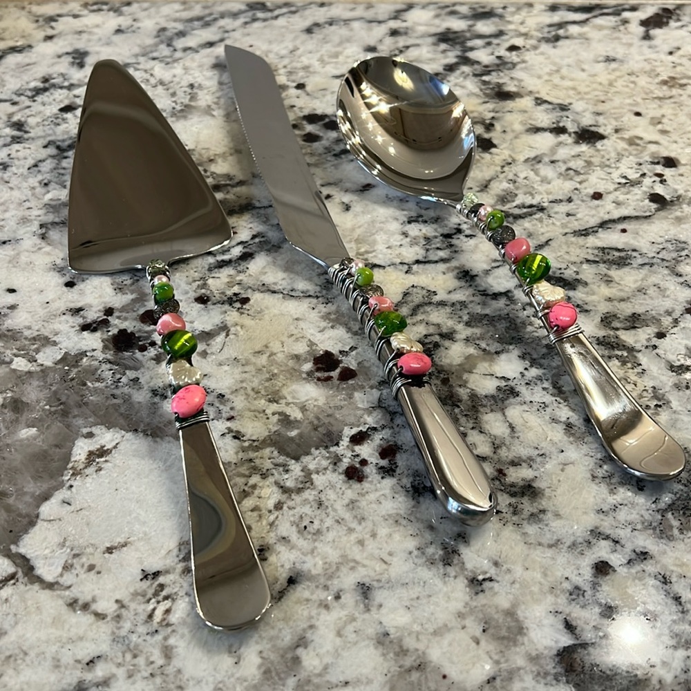 Cake cutting set, never used.